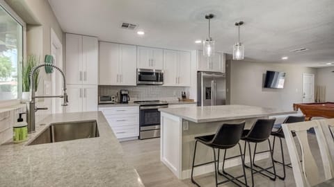 Studio (4 Bedrooms) | Private kitchen | Fridge, microwave, oven, stovetop