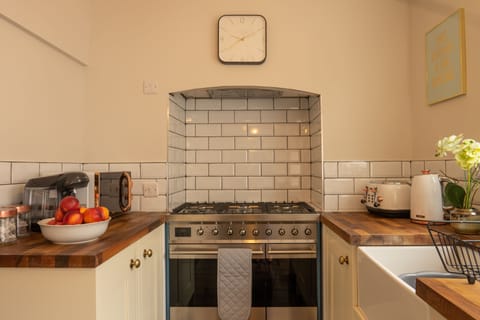 Superior House, Private Bathroom (Langleigh Villa) | Shared kitchen | Highchair