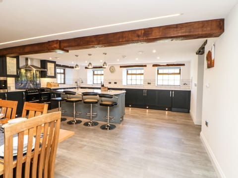 Cottage | Private kitchen | Fridge, dishwasher, electric kettle, toaster