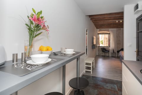 City Studio | Private kitchen | Mini-fridge, microwave, stovetop, espresso maker