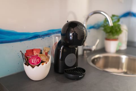 City Studio | Private kitchen | Mini-fridge, microwave, stovetop, espresso maker