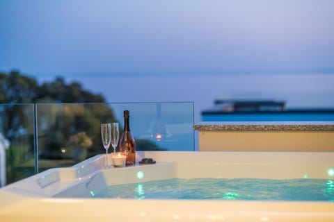 Deluxe Apartment, 3 Bedrooms, Hot Tub, Sea View | Private spa tub