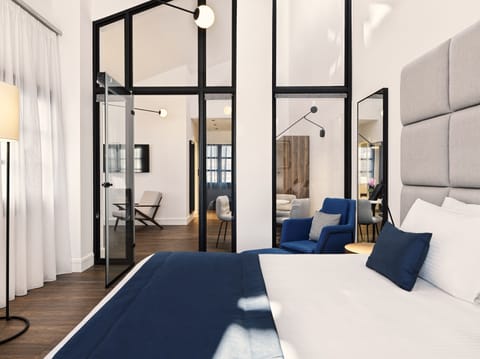 Vanoro Atrium Suite | Premium bedding, memory foam beds, in-room safe, desk