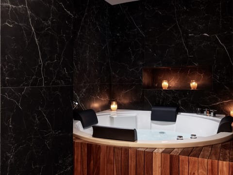 Couples treatment rooms, sauna, hot tub, body treatments, aromatherapy