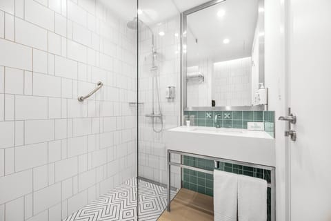 Shower, rainfall showerhead, free toiletries, hair dryer