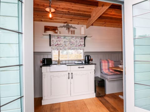 Cottage | Private kitchen | Fridge, electric kettle, toaster, cookware/dishes/utensils