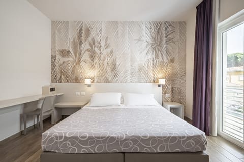 Triple Room | Minibar, in-room safe, desk, blackout drapes