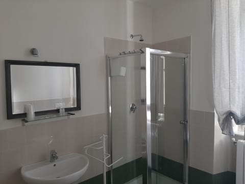 Standard Room | Bathroom | Shower, free toiletries, bidet, towels