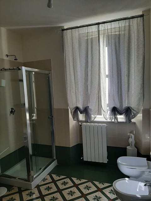 Standard Room | Bathroom | Shower, free toiletries, bidet, towels