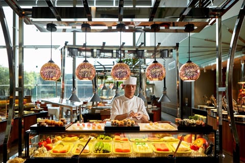 5 restaurants; breakfast, lunch, and dinner served