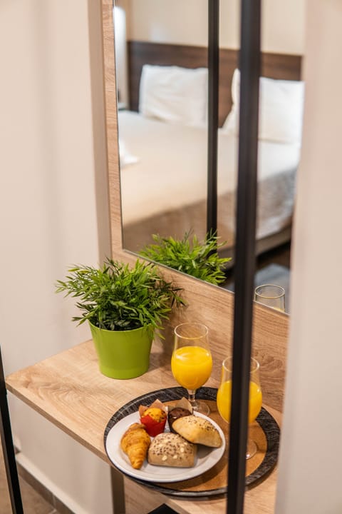 Desk, soundproofing, free WiFi, bed sheets