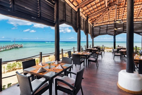 7 restaurants; breakfast, lunch, and dinner served