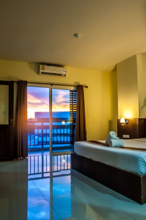 One bedroom grand suite | Desk, blackout drapes, free WiFi
