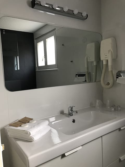 Spacious Mexican room, Ground floor | Bathroom | Free toiletries, hair dryer, towels
