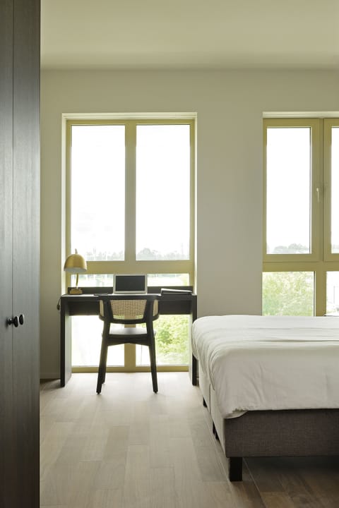 Minibar, in-room safe, desk, laptop workspace