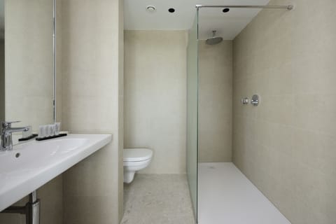 Shower, rainfall showerhead, free toiletries, hair dryer