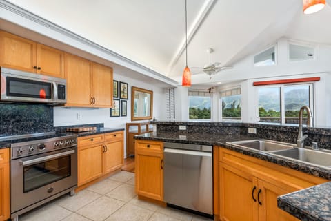 Condo, 3 Bedrooms | Private kitchen | Fridge, oven, coffee/tea maker, toaster