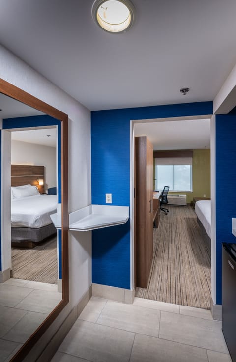 Premium bedding, in-room safe, desk, blackout drapes