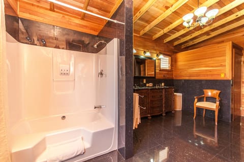 Royal Suite - River View | Bathroom shower