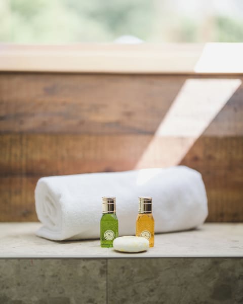 Deluxe Double Room with Side Sea View | Bathroom | Shower, rainfall showerhead, hair dryer, slippers