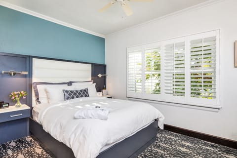 Standard Room, 1 Queen Bed | Frette Italian sheets, premium bedding, in-room safe, desk