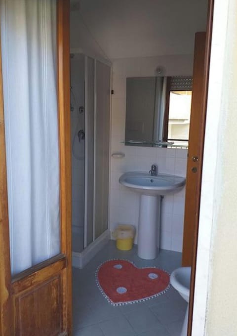 Room, 1 Bedroom, Accessible, Smoking | Bathroom | Combined shower/tub, towels