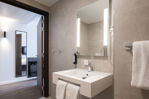 Standard Double Room, Accessible | Bathroom | Shower, hydromassage showerhead, hair dryer, towels