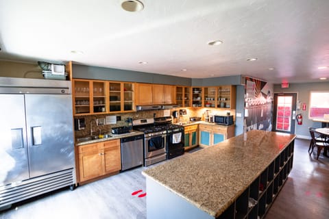 Full-size fridge, microwave, oven, stovetop