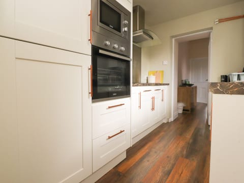 Cottage | Private kitchen | Fridge, dishwasher, electric kettle, toaster