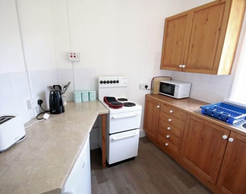 Cottage | Private kitchen | Fridge, electric kettle, toaster, cookware/dishes/utensils