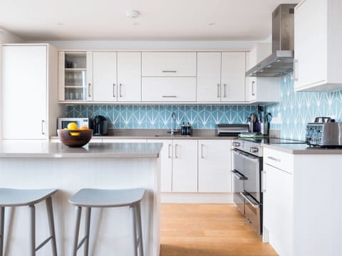 Cottage | Private kitchen | Fridge, dishwasher, cookware/dishes/utensils