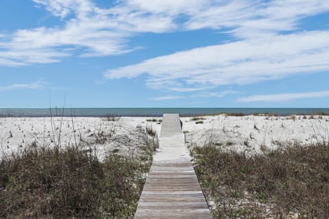 House, 1 Queen Bed with Sofa bed (Roads End) | Beach | On the beach
