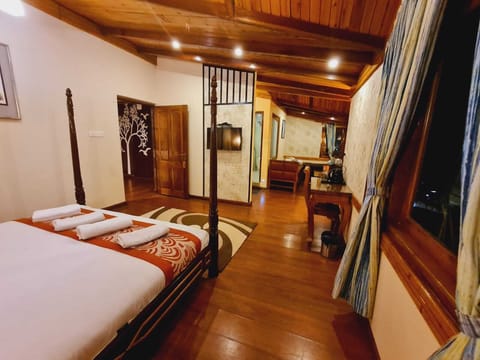 Family Room | In-room safe, iron/ironing board, free WiFi, bed sheets