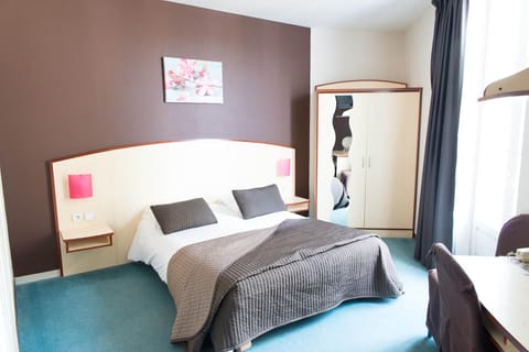 Double Room | Desk, blackout drapes, soundproofing, free cribs/infant beds