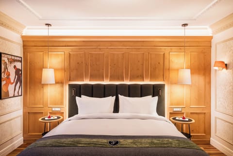 Deluxe Room, 1 King Bed | Premium bedding, pillowtop beds, minibar, in-room safe