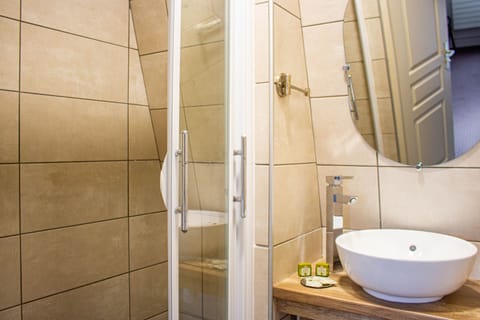 Superior Double Room | Bathroom | Hair dryer, towels