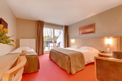 Triple Room | In-room safe, desk, soundproofing, iron/ironing board