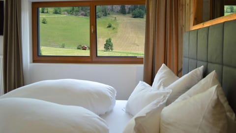 Deluxe Suite | 1 bedroom, in-room safe, desk, laptop workspace