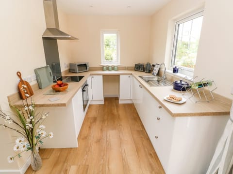 Cottage | Private kitchen | Fridge, electric kettle, cookware/dishes/utensils