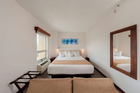 Junior Suite, 1 King Bed | Premium bedding, in-room safe, desk, blackout drapes