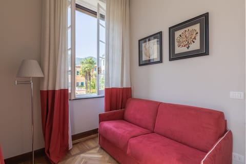 Junior Studio Suite (con accesso Spa) | Living area | 40-inch flat-screen TV with satellite channels, TV