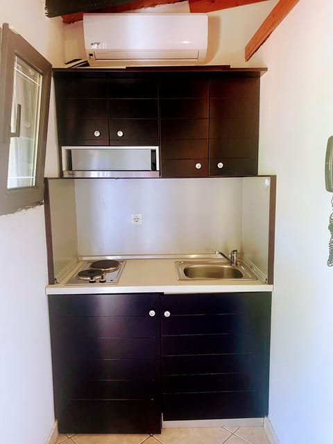 Standard Studio, Sea View | Private kitchen | Mini-fridge, oven