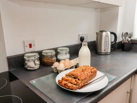 Cottage | Private kitchen | Fridge, dishwasher, electric kettle, toaster