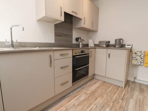 Cottage | Private kitchen | Fridge, dishwasher, electric kettle, toaster