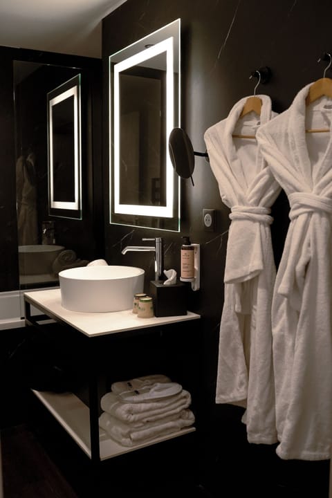 Executive Room, 1 King Bed, Non Smoking, Bathtub | Bathroom | Hair dryer, slippers, towels