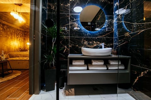 Design Room, 1 Queen Bed, Private Bathroom, City View | Bathroom | Shower, free toiletries, hair dryer, bathrobes