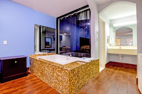 Room, 1 King Bed, Smoking, Jetted Tub | Jetted tub