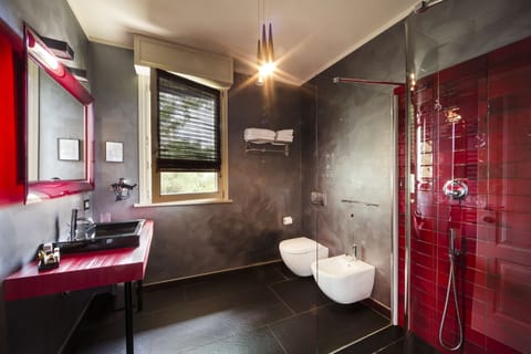 Superior Triple Room | Bathroom | Shower, rainfall showerhead, free toiletries, hair dryer