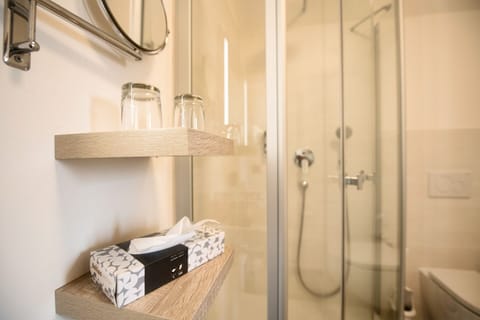 Combined shower/tub, deep soaking tub, hydromassage showerhead