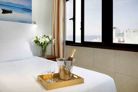 In-room safe, free WiFi, bed sheets